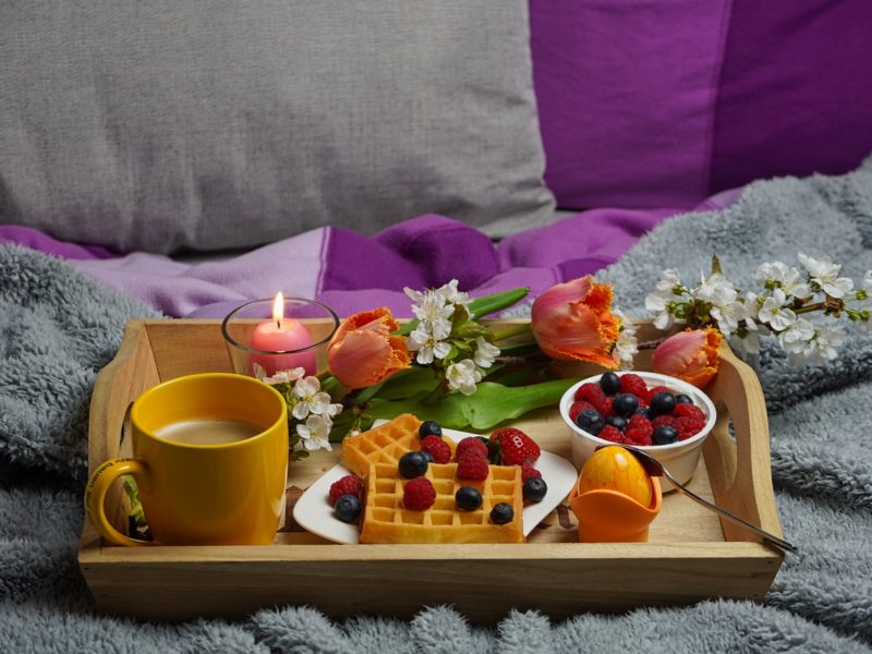 breakfast in bed 5006404 1280