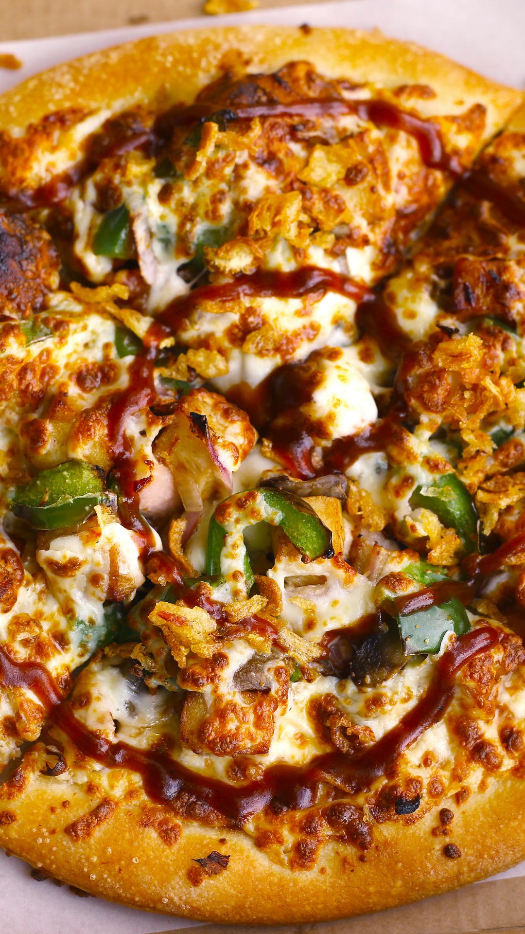 a bbq chicken pizza with green pepper