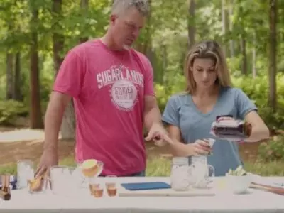 Our Ultimate Moonshine Guide In Honor Of National Moonshine Day 11 baseball hall of famer chipper jones serving up sweet tea moonshine 400x300 1