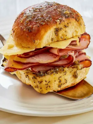 The Best Super Bowl Recipes For A Crowd 11 Hawaiian Roll Breakfast Sliders
